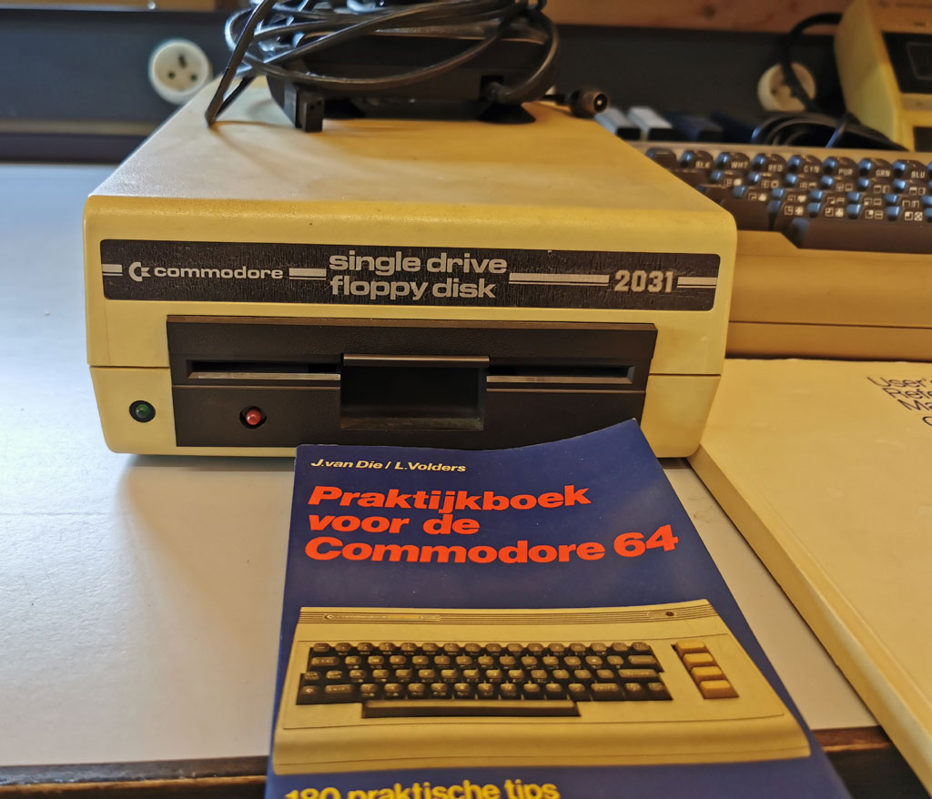 Commodore 64 computer, floppy drive, cassette speler, handleiding, joystick, monitor