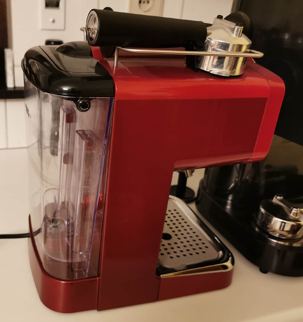 Zijaanzicht koffiezet apparaat met waterreservoir