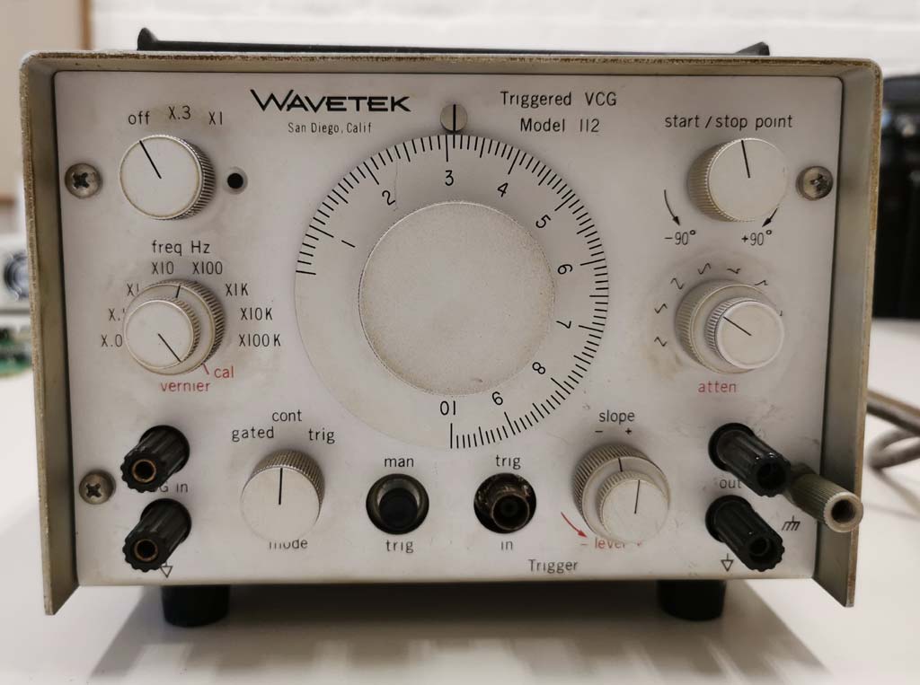 Wavetek generator, heeft onderhoud nodig (defecten), met handleiding en schema<
